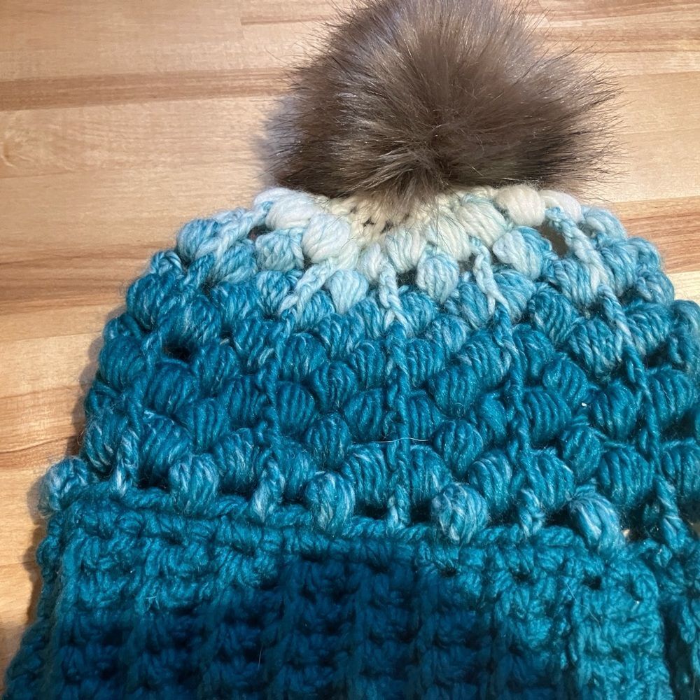 Homemade crocheted hat with pom-pom top. Warm and well-made. - Picture 2 of 2